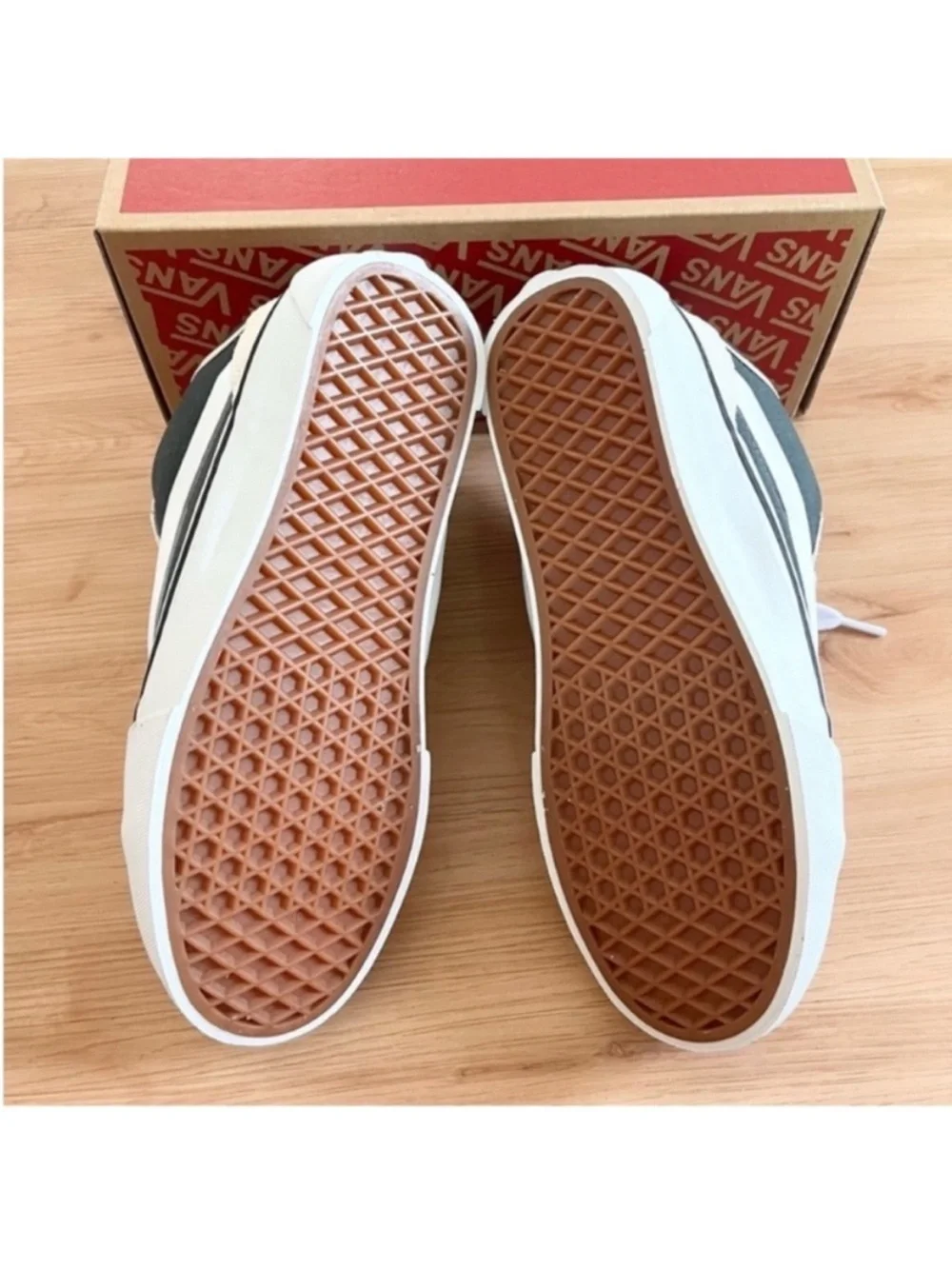 Vans Knu Mid in White and Green Women 10.5 US Mens9.0 US